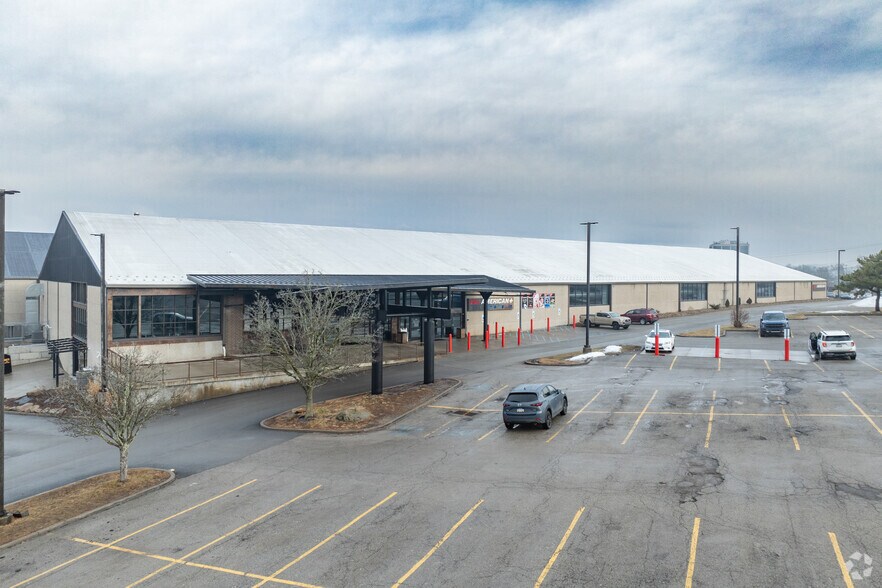 Primary Photo Of 1 Racquet Ln, Monroeville Sports And Entertainment For Lease