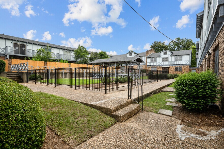 More Photos Of 901 W Pine St, Hattiesburg Apartments For Sale