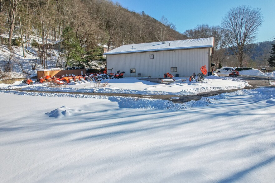 More Photos Of 292 Roosevelt Dr, Seymour Garden Center For Lease