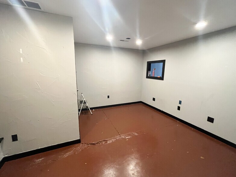 More Photos Of 509 W Olive St, Springfield General Retail For Sale