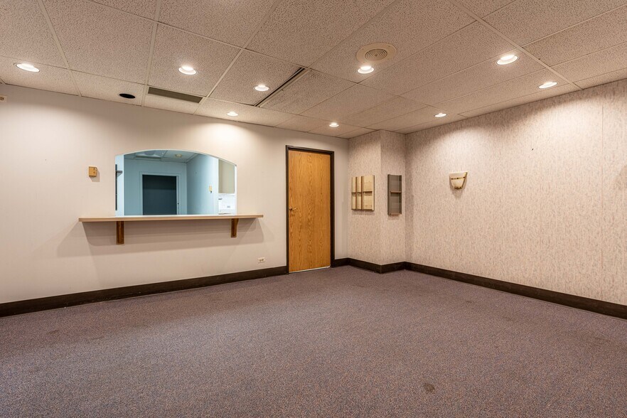 More Photos Of 9301 Golf Rd, Des Plaines Medical For Lease