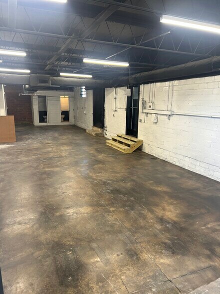 More Photos Of 904 Maple St, Carrollton Freestanding For Lease