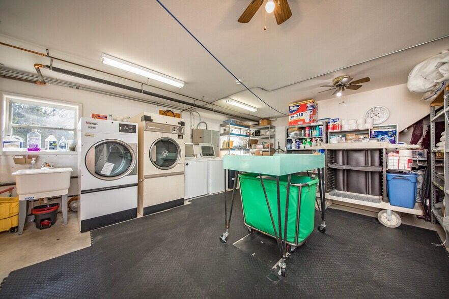 More Photos Of 8546 Edgemont Rd, Greers Ferry Hotel For Sale