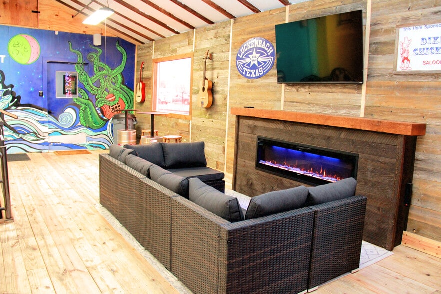 More Photos Of 98 Avenue A, Conroe General Retail For Lease