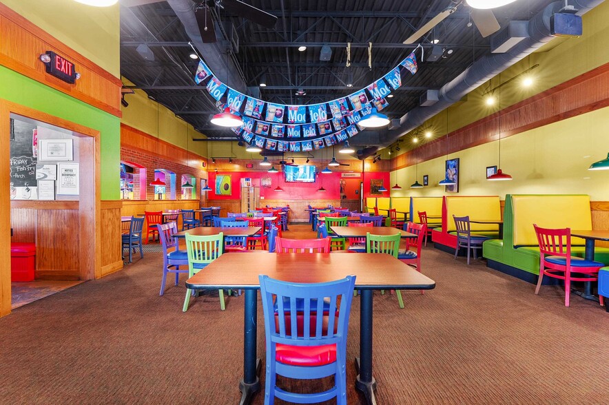 More Photos Of 850 Kepler Dr, Green Bay Restaurant For Sale