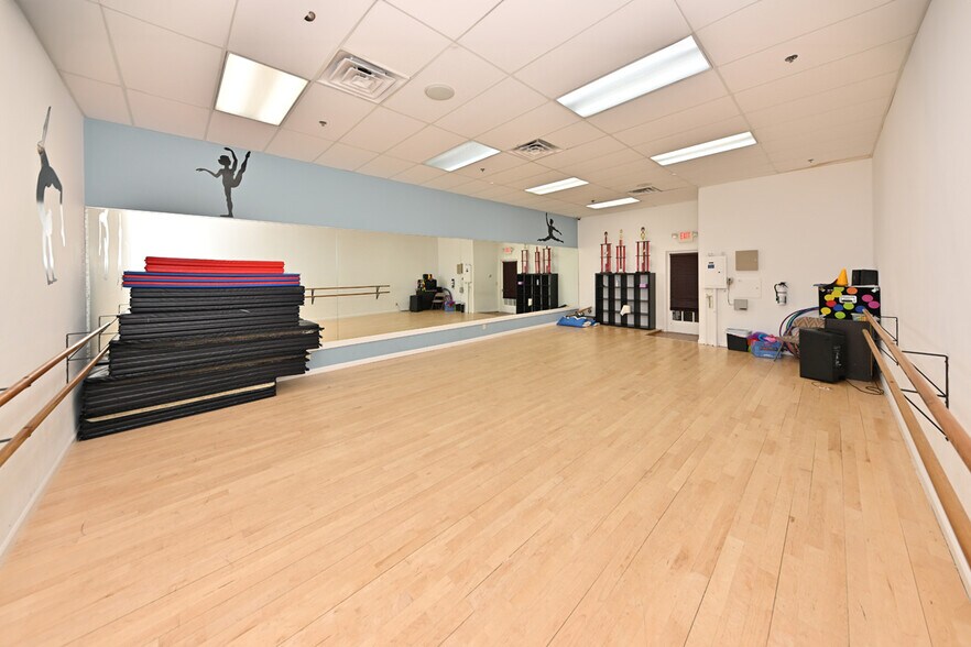 More Photos Of 60 Whitney Rd, Mahwah Warehouse For Lease