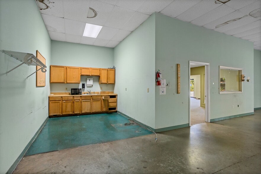More Photos Of 9 Ellwood Ct, Greenville Warehouse For Lease