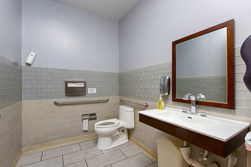More Photos Of 727-737 Pearl St, La Jolla Medical For Lease