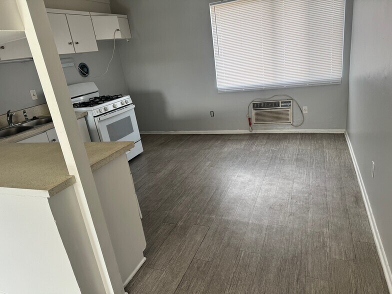 More Photos Of 1935 W Linden St, Riverside Apartments For Sale