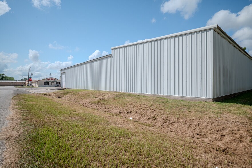 More Photos Of 619 E Jackson St, El Campo Warehouse For Sale