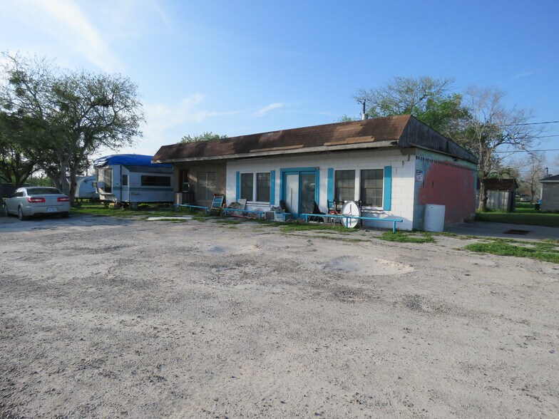 More Photos Of 809 Wood Ave, Woodsboro Restaurant For Sale