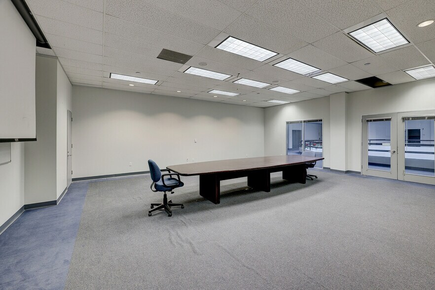 More Photos Of 7000 Hollister St, Houston Office For Sale