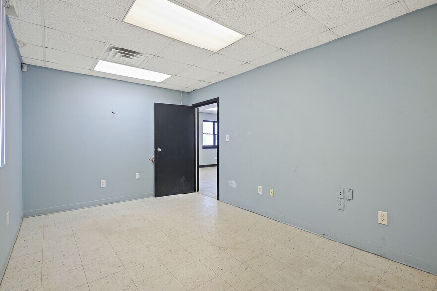 More Photos Of 918 Pulaski Hwy, Havre De Grace Warehouse For Lease