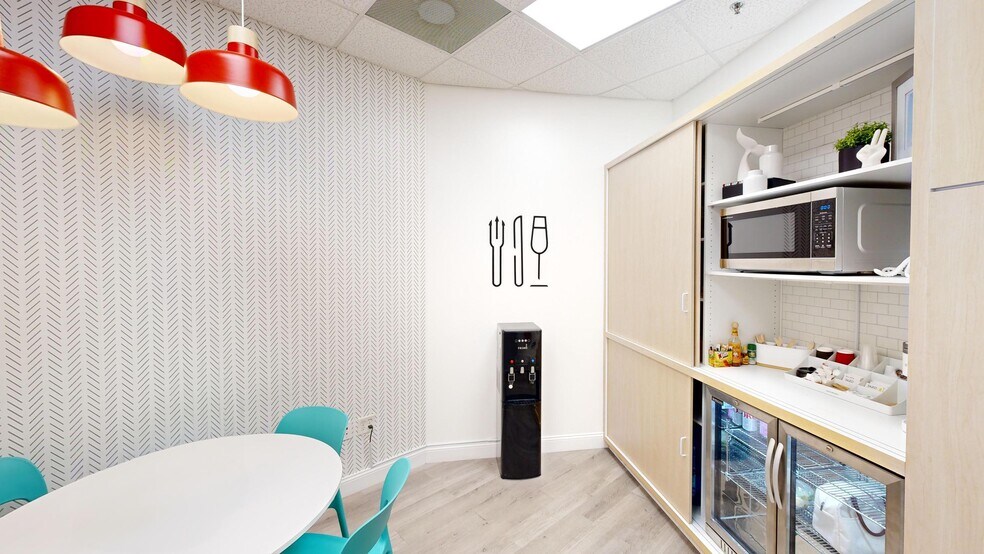 More Photos Of 7751 Kingspointe Pky, Orlando Light Distribution For Sale