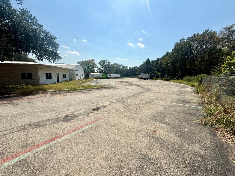 More Photos Of 2005 Tile Factory Rd, Palestine Manufacturing For Sale