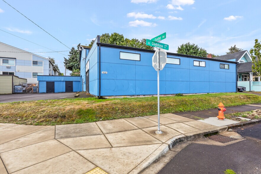 More Photos Of 5816 SE Foster Rd, Portland Flex For Lease