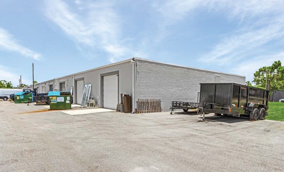 More Photos Of 1194 Hemingway Dr, Fort Myers Flex For Sale