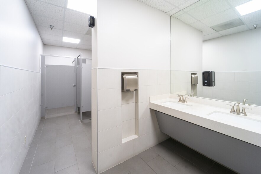 More Photos Of 7447 Harwin Dr, Houston Unknown For Lease