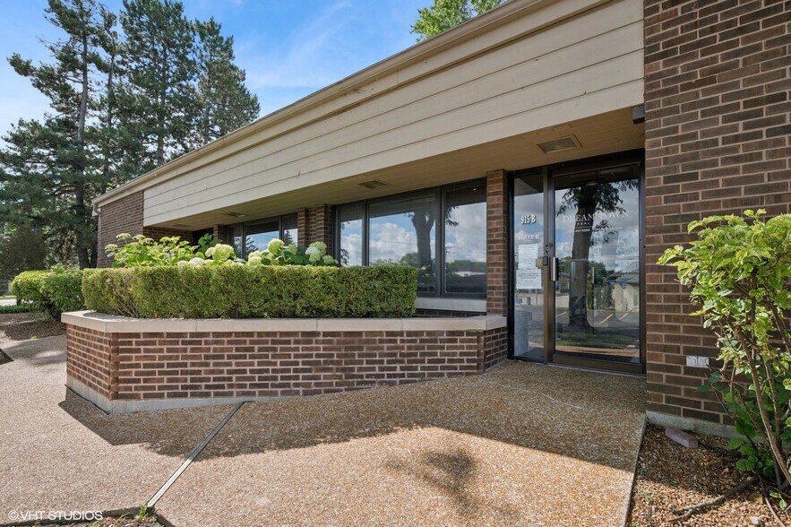 More Photos Of 915 N Milwaukee Ave, Libertyville Office For Sale