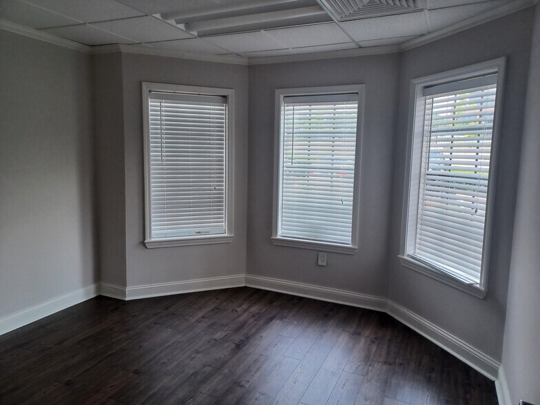 More Photos Of 311 S Royal Oaks Blvd, Franklin Medical For Sale