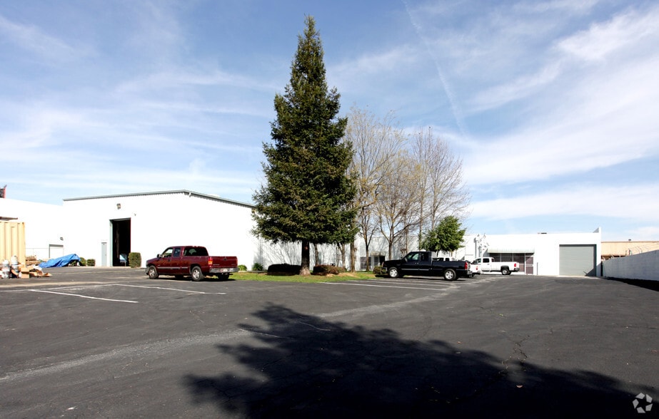 More Photos Of 5629 E Westover Ave, Fresno Warehouse For Lease
