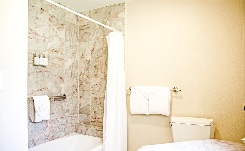 More Photos Of 816 W Main St, Grass Valley Hotel For Sale