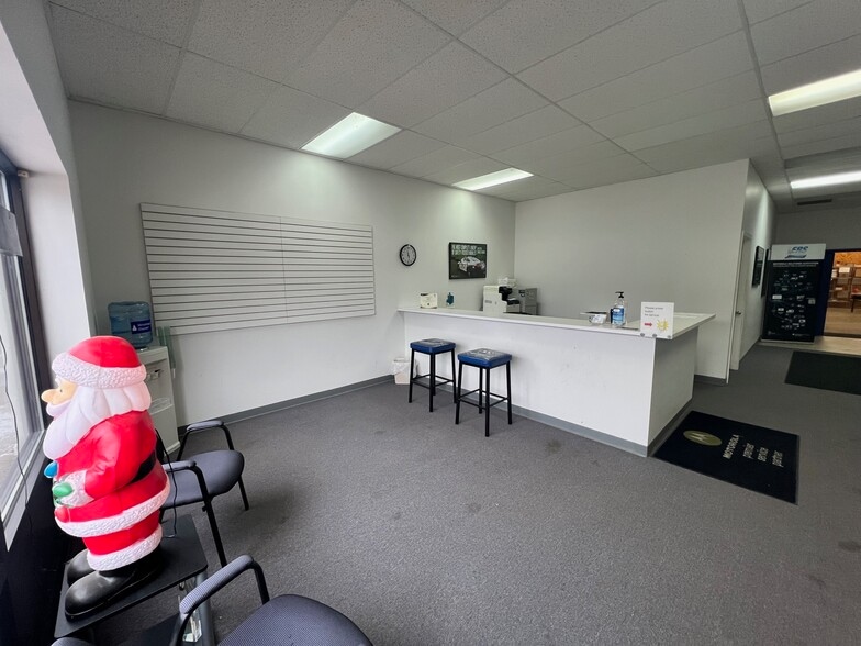 More Photos Of 1365 W Bloomfield Rd, Bloomington Storefront Retail Office For Lease