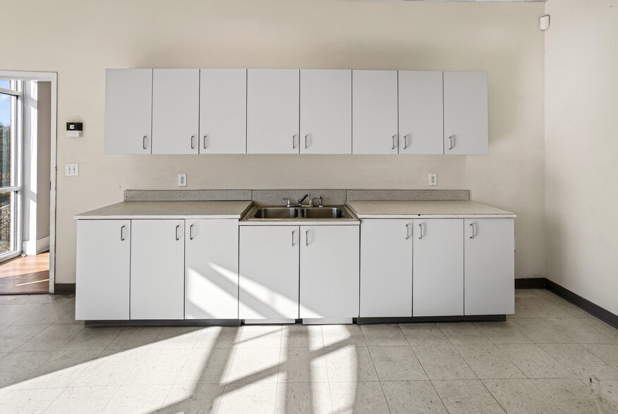 More Photos Of 10210 Berkeley Place Dr, Charlotte Storefront Retail Office For Lease