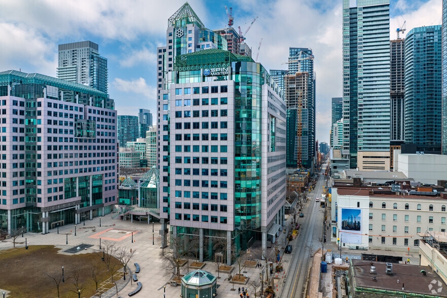 More Photos Of 225 King St W, Toronto Office For Lease