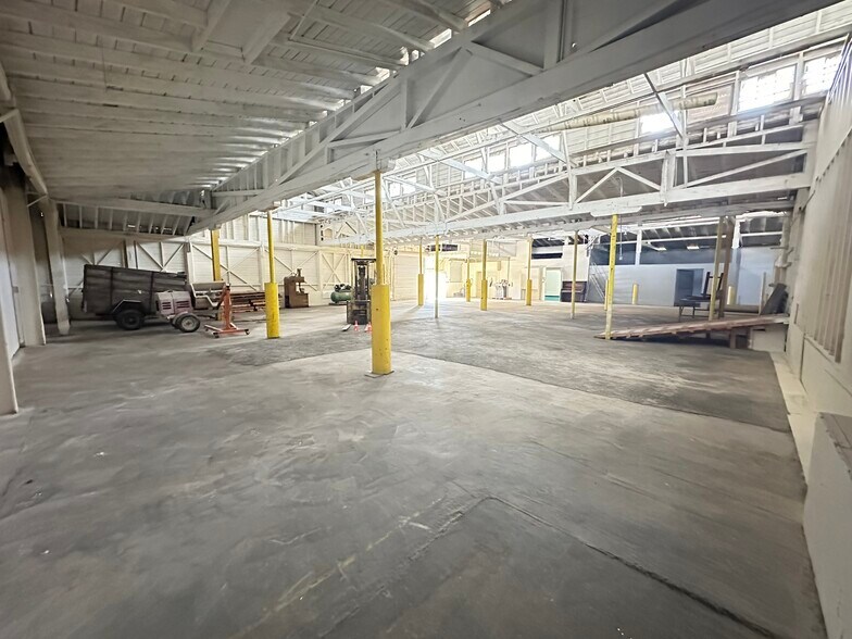 More Photos Of 323 S Fir St, Medford Warehouse For Sale