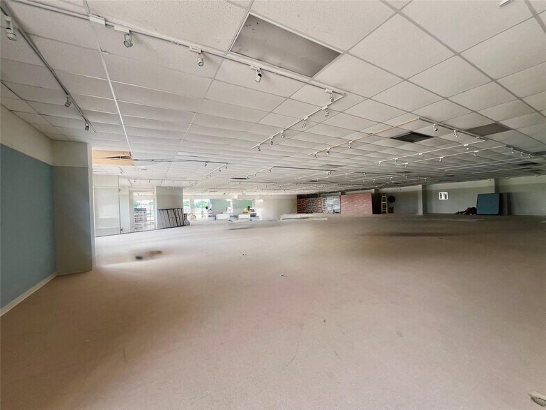 More Photos Of 4200 Ennis Pky, Ennis Freestanding For Lease