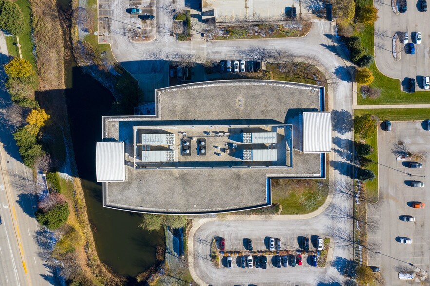 More Photos Of 475-485 Half Day Rd, Lincolnshire Unknown For Lease