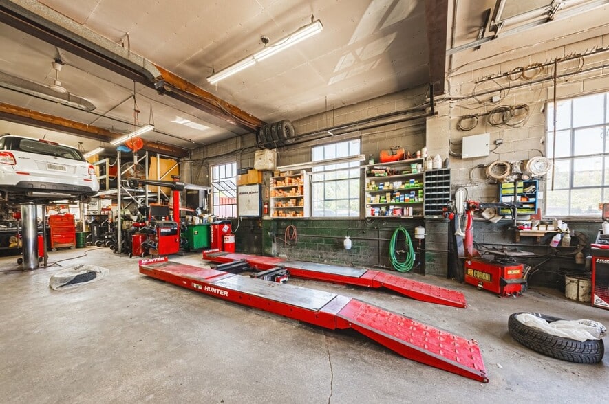 More Photos Of 21 Union St, Brampton Auto Repair For Sale