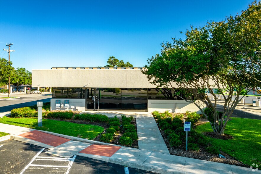 More Photos Of 8047 Midcrown Dr, San Antonio Bank For Lease