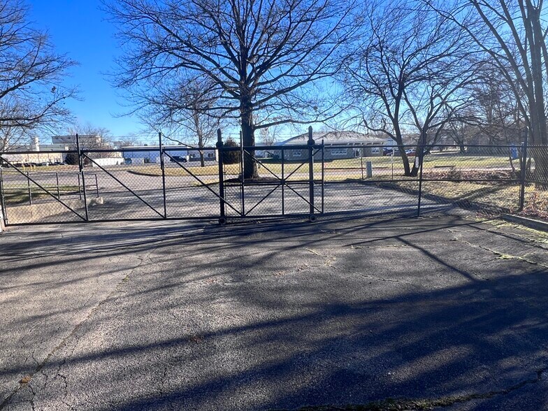 More Photos Of 1700 Landmark Rd, Aurora Warehouse For Lease