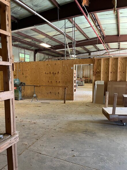 More Photos Of 2778 W Tharpe St, Tallahassee Warehouse For Lease
