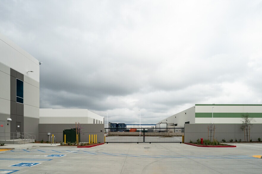 More Photos Of 3071 E Coronado St, Anaheim Warehouse For Lease