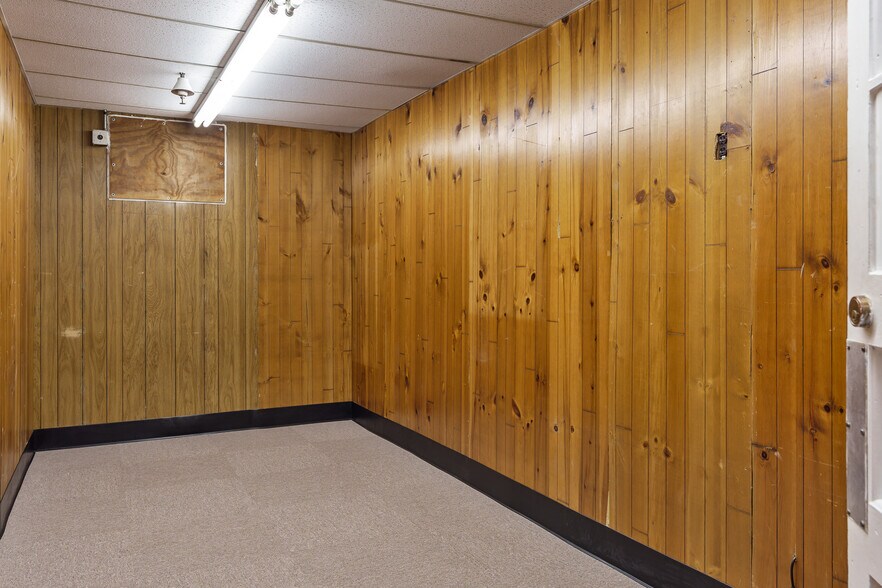 More Photos Of 3944 Auburn St, Rockford Industrial For Sale