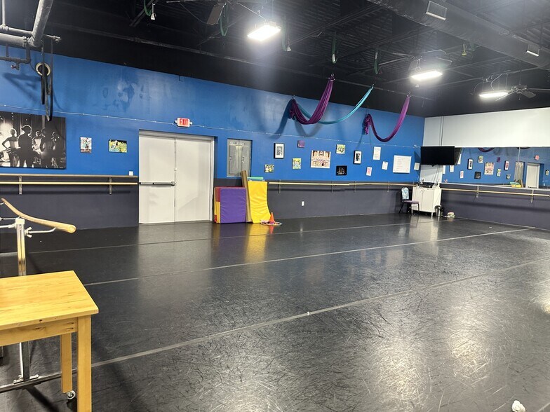 More Photos Of 920 Woodstock Rd, Roswell Unknown For Lease