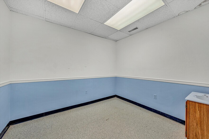 More Photos Of 1930 Braeburn Dr, Salem Medical For Sale