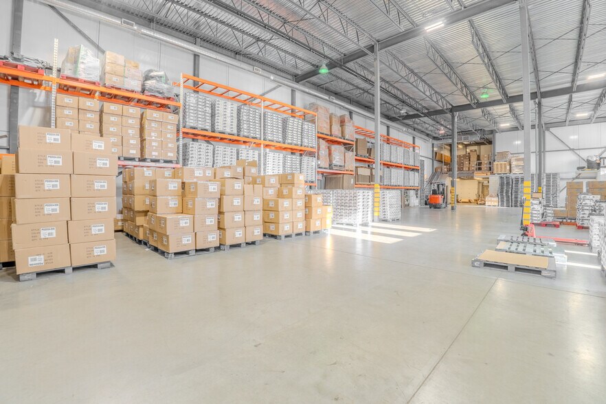 More Photos Of 2686 Ch de la Petite-Côte, Laval Light Distribution For Sale