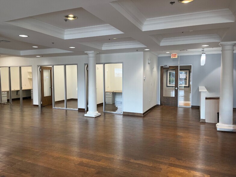 More Photos Of 35 E 1st St, Hinsdale Storefront Retail Office For Lease