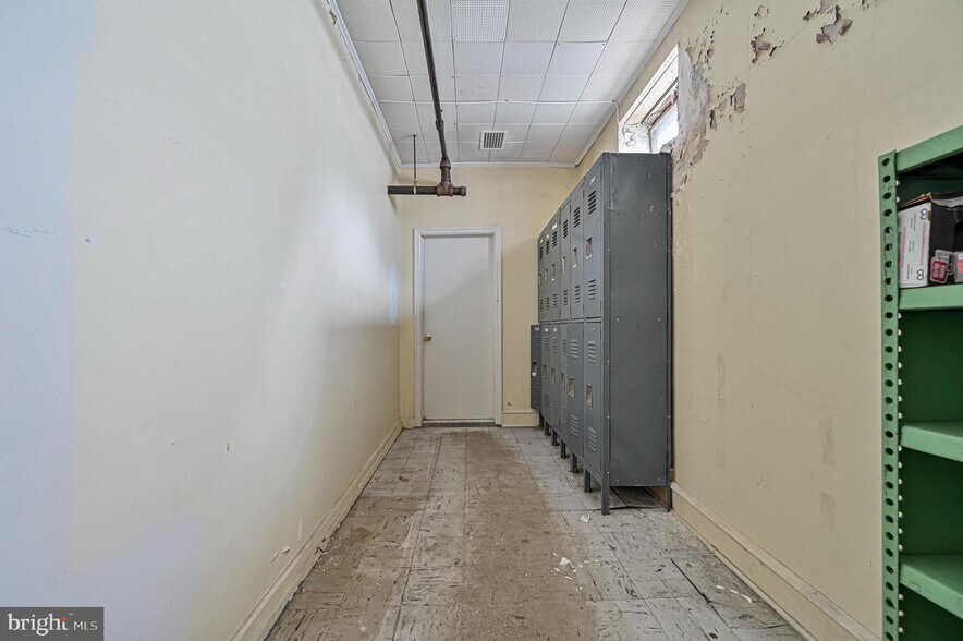 More Photos Of 13 N East Blvd, Vineland Flex For Sale