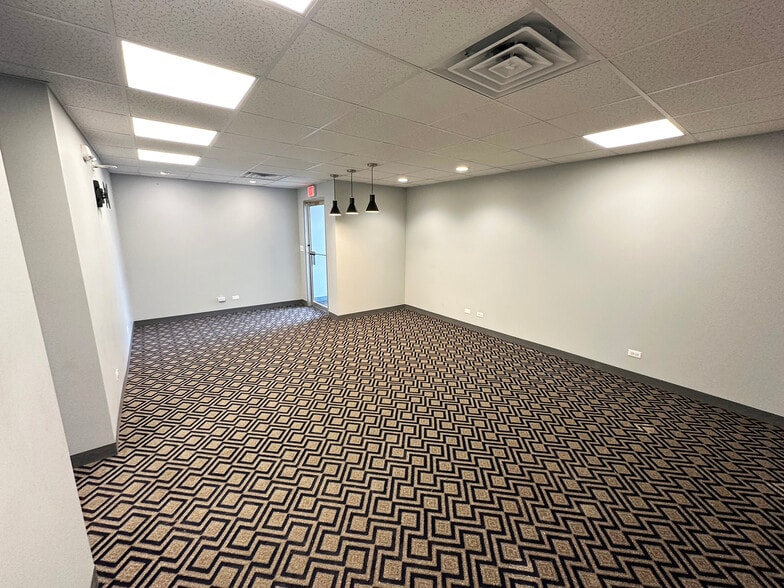 More Photos Of 875 Lively Blvd, Elk Grove Village Warehouse For Lease