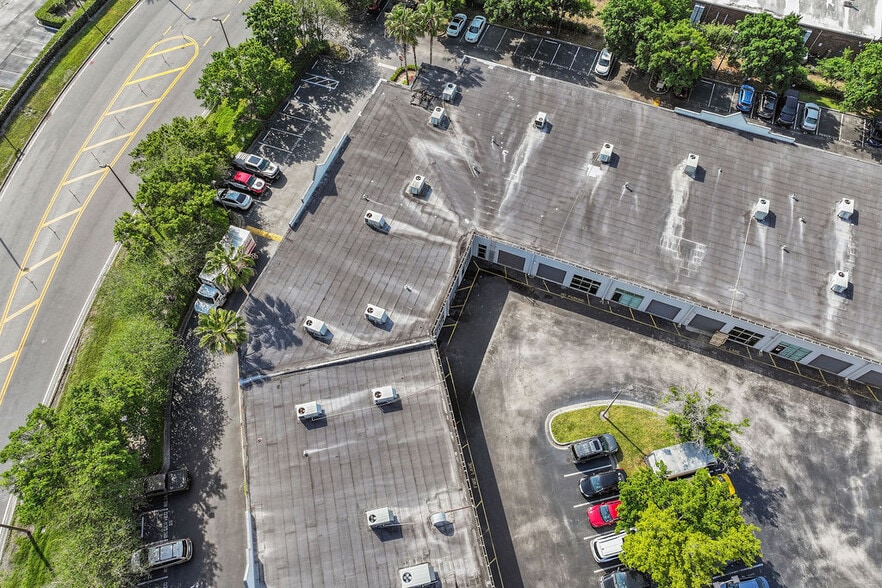 More Photos Of 7901 Kingspointe Pky, Orlando Showroom For Sale