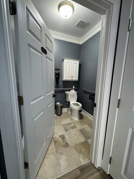 More Photos Of 301-304 Macy Dr, Roswell Medical For Lease