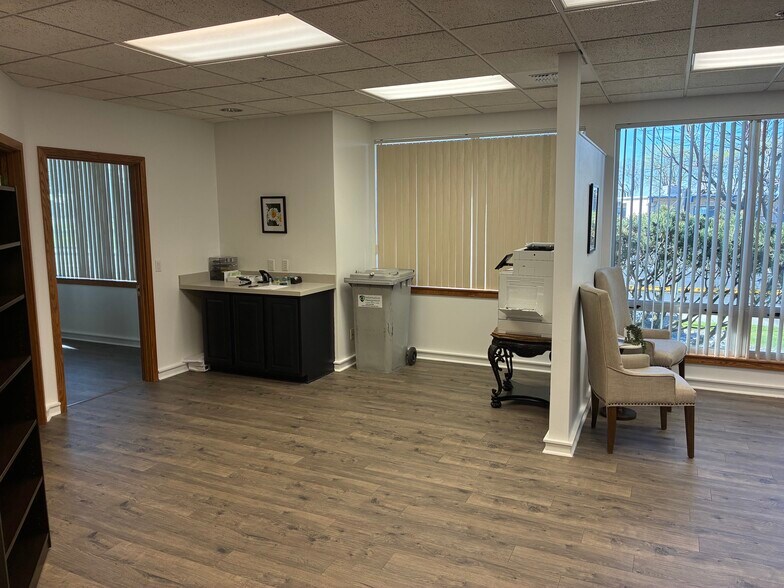 More Photos Of 1240 Pioneer Way S, Moses Lake Office For Sale