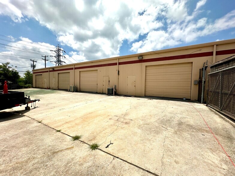 More Photos Of 4722 Shavano Oak, San Antonio Light Manufacturing For Sale