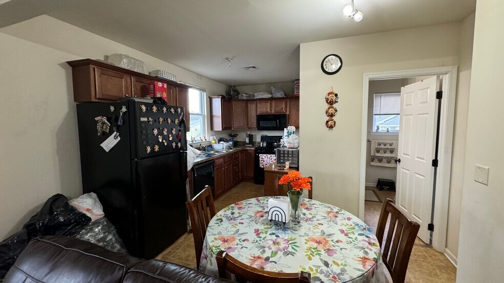 More Photos Of 550 S Main St, Nazareth General Retail For Sale