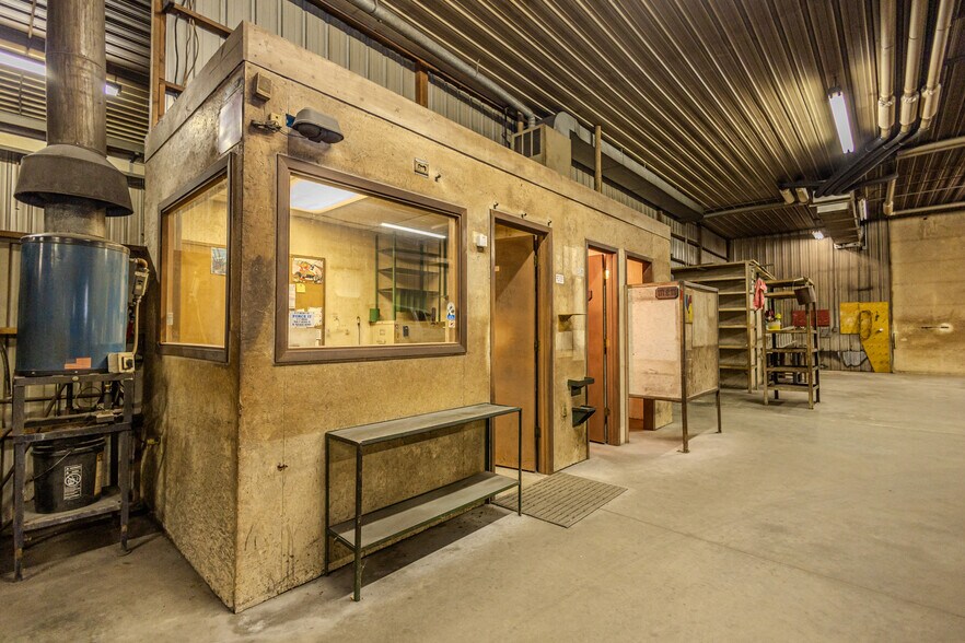 More Photos Of 2090 Idaho Dr, Pella Manufacturing For Sale